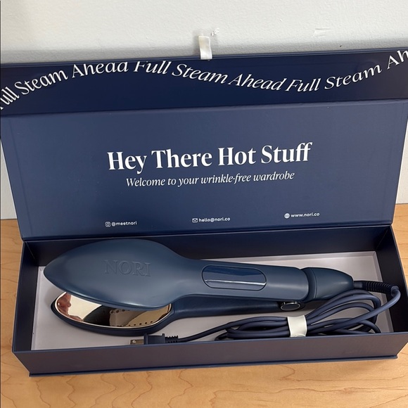 Nori Handheld Steam Iron in navy blue - Picture 4 of 5